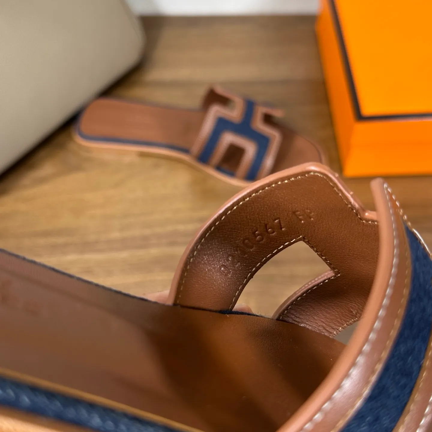 👟👟Ex-factory price 440👟👟 Hermes Hermes H slippers Oasis sandals series——————————Fashionable and versatile Super comfortable Every detail is made to the extreme Original swift calfskin Original 1:1 exclusive private mold upper/original leather outsole ▪️Packaging: Each pair of shoes comes with packaging ▪️SIZE: 35~42 (.40.41.42 customization is non-refundable and non-exchangeable)